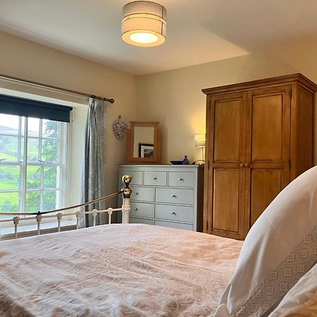 Plas Yn Yale With Mountain Views From All Windows 렉섬 외부 사진