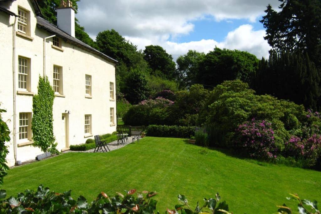 Plas Yn Yale With Mountain Views From All Windows 렉섬 외부 사진
