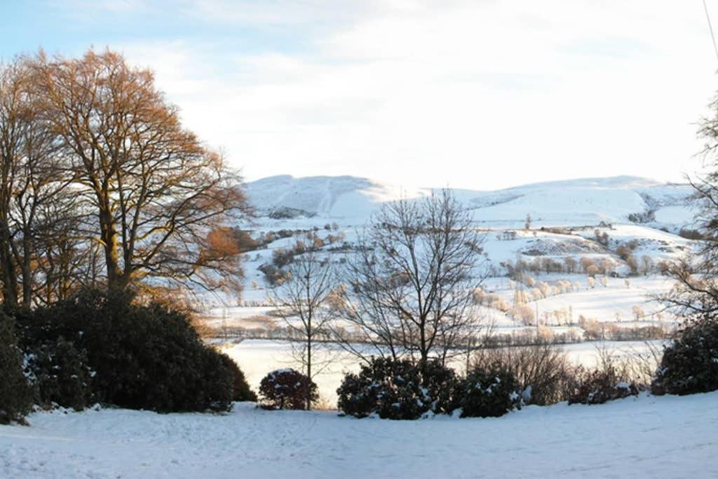 Plas Yn Yale With Mountain Views From All Windows 렉섬 외부 사진