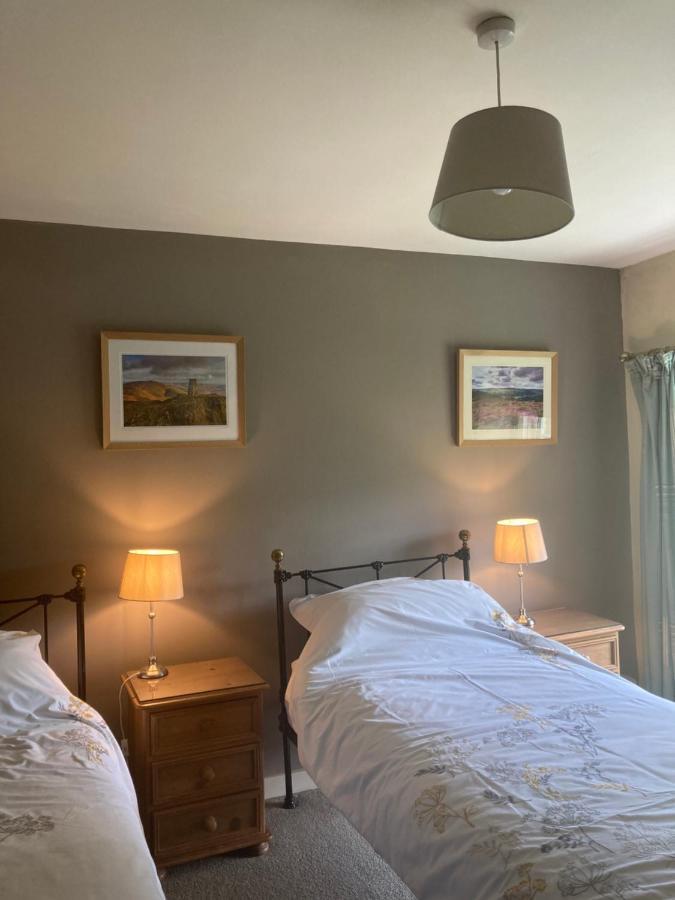Plas Yn Yale With Mountain Views From All Windows 렉섬 외부 사진