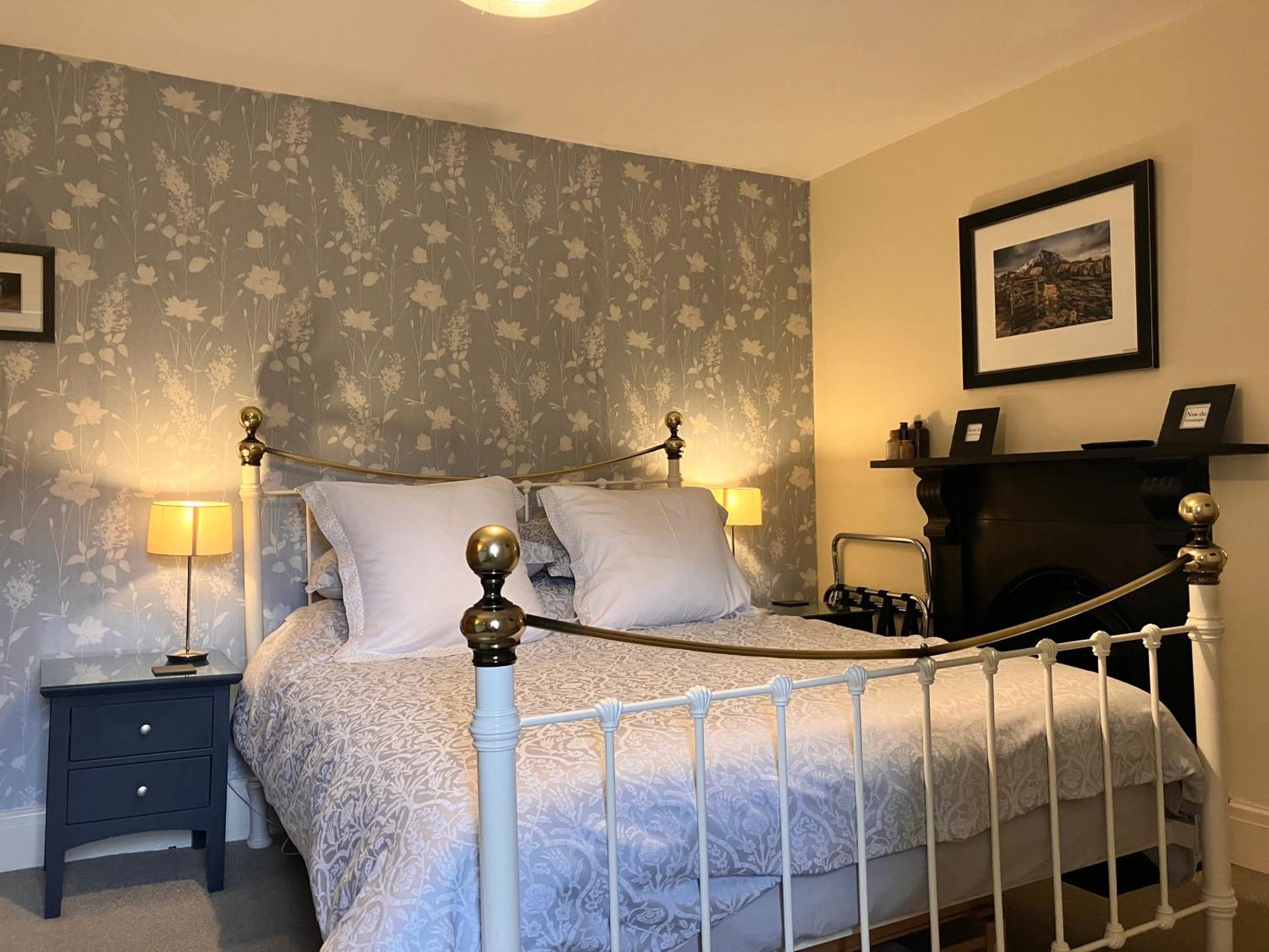 Plas Yn Yale With Mountain Views From All Windows 렉섬 외부 사진