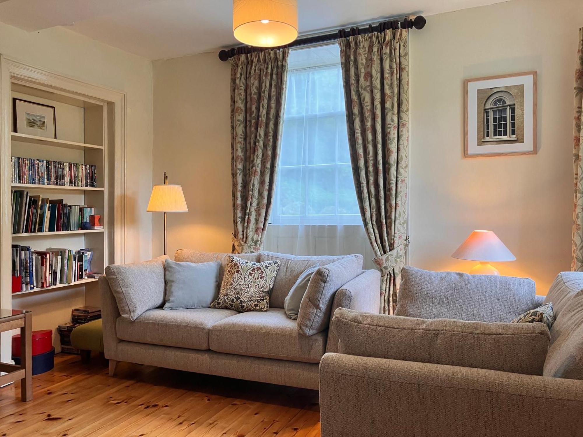 Plas Yn Yale With Mountain Views From All Windows 렉섬 외부 사진